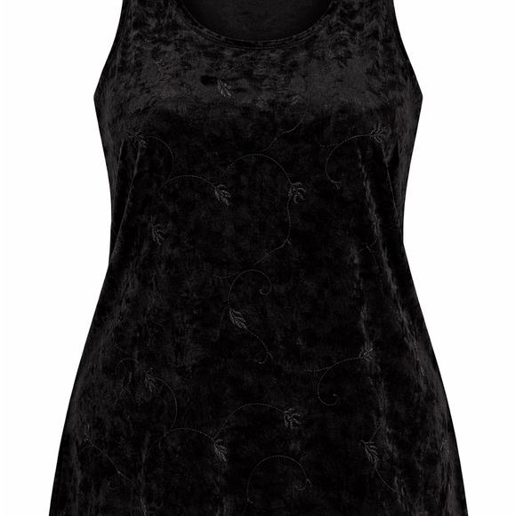 August Max Dresses & Skirts - August Max Woman 3X Velvet embroidesleevless top
